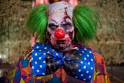 Hat verdammt viel Spa&szlig; bei der Opfersuche: ein Zombie im Clowngewand (Derek Graf) ...