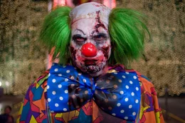 Hat verdammt viel Spa&szlig; bei der Opfersuche: ein Zombie im Clowngewand (Derek Graf) ...