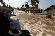 Der Tsunami hat in Maddampegama, Sri Lanka, die Straßen überflutet und alles zerstört, was ihm in die Quere kam. Der Tsunami hat in Maddampegama, Sri Lanka, die Straßen überflutet und alles zerstört, was ihm in die Quere kam.