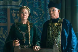 Inmitten der gef&auml;hrlichen Lage und der Unruhen innerhalb der Kalmarer Union kann sich Margarethe I. (Trine Dyrholm) immer auf ihren engsten Vertrauten, Bischof Peder Jensen (S&oslash;ren Malling), verlassen.