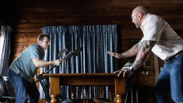L-R: Eric (Jonathan Groff) und Leonard (Dave Bautista)