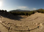 Theater von Epidaurus: Es ist das best erhaltene Theater in Griechenland und bekannt f&uuml;r seine besonders gute Akustik.