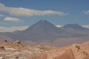 In der Ferne der Atacama Wüste ragen die Gipfel der Anden auf. Die riesigen Vulkane von 5.000 Metern Höhe lassen ahnen, welche Kräfte hier unter der Erde wirken. In der Ferne der Atacama Wüste ragen die Gipfel der Anden auf. Die riesigen Vulkane von 5.000 Metern Höhe lassen ahnen, welche Kräfte hier unter der Erde wirken.