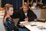 Hannah (Laura Osswald, l.) ist von Marc (Jean-Marc Birkholz, r.) enttäuscht. Doch Marc versucht sie zu besänftigen.