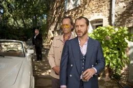 Nach zw&ouml;lf Jahren im Knast hat Dom Hemingway (Jude Law, r.) nur eines im Sinn: Zusammen mit seinem damaligen Partner Dickie (Richard E. Grant, l.) will er die Beute einheimsen, f&uuml;r dessen Beschaffung er damals hinter Gittern gelandet ist ...
