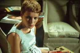 Rosemarie Woodhouse (Mia Farrow) hat schlimme Vermutungen.