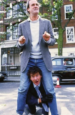 Archie (John Cleese, o.); Ken Pile (Michael Palin, u.)