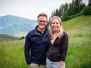 Single Lukas und Kandidatin Marietta erfreuen sich an der schönen Natur und aneinander. Single Lukas und Kandidatin Marietta erfreuen sich an der schönen Natur und aneinander.