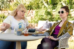 L - R: Rebel Wilson als Penny, Anne Hathaway als Josephine