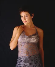 (6. Staffel) - Phoebe (Alyssa Milano) versteht es ausgezeichnet, nicht nur ihre Zauberkräfte, sondern auch die Waffen einer Frau im Kampf gegen das Böse einzusetzen ...