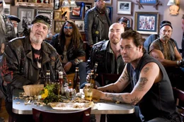 Als die vier Freunde auf die gewaltbereite Biker-Gang Del Fuegos (M.C. Gainey, l., Kevin Durand, M., Ray Liotta, r.) treffen, bedauern sie ziemlich schnell, dass sie ihre Sofas gegen einen Motorradsitz eingetauscht haben ...