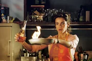 Sandra (Rebecca Immanuel) &uuml;bt Kochen.