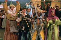 Um von den schurkischen M&auml;nnern des Sheriffs nicht erkannt zu werden, verkleiden sich Robin (Cary Elwes, 2.v.l.) und seine M&auml;nner (Eric Allan Kramer, l., Matthew Porretta, 3.v.r., David Chappelle, 2.v.r., Mark Blankfield, r.). Doch nur, weil sie Strumpfhosen und Frauenkleider tragen, sind sie noch lange keine Tunten - oder?