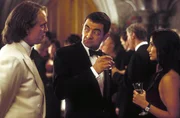 Ganz alleine soll der Chaos-Agent English (Rowan Atkinson, M.) die britische Monarchie retten. Nachdem er schon ein wenig Unheil angerichtet hat, wird ihm klar, dass es zwei Verd&auml;chtige gibt: Sauvage (John Malkovich, l.) und die Doppelagentin Lorna Campbell (Natalie Imbruglia, r.) ...