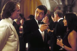 Ganz alleine soll der Chaos-Agent English (Rowan Atkinson, M.) die britische Monarchie retten. Nachdem er schon ein wenig Unheil angerichtet hat, wird ihm klar, dass es zwei Verd&auml;chtige gibt: Sauvage (John Malkovich, l.) und die Doppelagentin Lorna Campbell (Natalie Imbruglia, r.) ...
