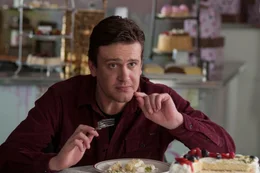 Tom (Jason Segel