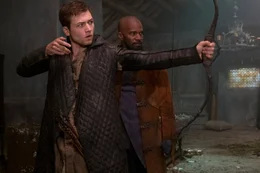 L - R: Taron Egerton als Robin of Loxley, Jamie Foxx als Yahya