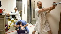 Chev Chelios (Jason Statham) (re. im Bild) auf der Jagd nach Aufputschmittel in einem Krankenhaus.