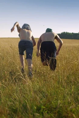 Free-TV-Premiere: Joe (Nick Robinson), Patrick (Gabriel Basso) und Biaggio (Moises Arias) sind beste Freunde und verbunden durch ihr ungl&uuml;ckliches Leben. Doch die Teenager haben Gro&szlig;es vor. Sie m&ouml;chten ein unabh&auml;ngiges Leben in der Wildnis f&uuml;hren, weit weg von ihren Familien und auf sich allein gestellt. Als neue Heimat soll ein Baumhaus dienen und f&uuml;r den Unterhalt sorgt Mutter Natur. Doch so einfach l&auml;sst sich der Traum des jugendlichen Trios von Freiheit und Abenteuer nicht verwirklichen. &bdquo;Kings of Summer" ist eine wunderbare Mischung aus Kom&ouml;die und Drama, von Regisseur Jordan Vogt-Roberts. Hervorragend besetzt sind die Hauptrollen mit Nick Robinson (bekannt aus &bdquo;Jurassic World"), Gabriel Basso (&bdquo;Super 8") und Moises Arias (&bdquo;Ender's Game").