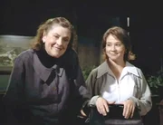 Serena Haynes (Elizabeth Wilson) und die Krankenschwester Lila Nolan (Megan Porter Follows) kümmern sich liebevoll um Serenas schwerkranken Vater.