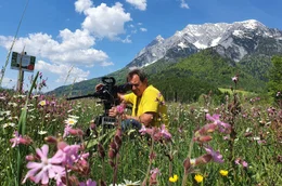 Kameramann Franz Posch im Naturschutzgebiet P&uuml;rgg-Trautenfels.