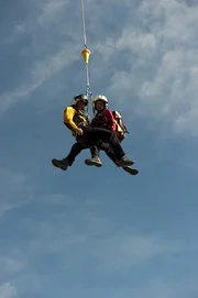 Ein aufregender Einsatz für Jessika (Simone Hanselmannr, r.), die gemeinsam mit Andreas Marthaler (Martin Gruber, l.) erstmals fliegend zum Einsatzort gelangt. Ein aufregender Einsatz für Jessika (Simone Hanselmannr, r.), die gemeinsam mit Andreas Marthaler (Martin Gruber, l.) erstmals fliegend zum Einsatzort gelangt.