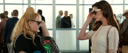 L - R: Rebel Wilson als Penny, Anne Hathaway als Josephine