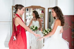 Um kurz vor ihrer Hochzeit noch eine letzte Aussprache mit ihrem Ex-Freund in Paris f&uuml;hren zu k&ouml;nnen, bittet Sophie (Alissa Jung, l.) ihre lang verschollene Zwillingsschwester Sina (Alissa Jung; r.) f&uuml;r 24 Stunden ihre Rolle zu &uuml;bernehmen. Mit weitreichenden Folgen ...