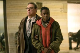 L - R: John Goodman als Mulligan, Ashton Sanders als Gabriel
