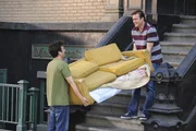 Rückblende: Marshall (Jason Segel, r.) erinnert sich daran zurück, wie er gemeinsam mit Ted (Josh Radnor, l.) eine Couch entsorgt hat ... Rückblende: Marshall (Jason Segel, r.) erinnert sich daran zurück, wie er gemeinsam mit Ted (Josh Radnor, l.) eine Couch entsorgt hat ...