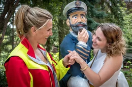 Doro (Julia Sch&auml;fle) &uuml;berrascht Nora (Tanja Wedhorn, li.) mit einem sperrigen Geschenk.