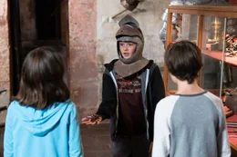Laura (Stella Br&uuml;ckner) dr&uuml;ckt Ole (Leo Knizka) die Spinne Agathe (Spinni) in die Hand, welcher daraufhin zur Salzs&auml;ule erstarrt.