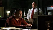 Detective Fin Tutuola (Ice-T) sucht im Internet fieberhaft nach einem vermissten Kind. Captain Cragen (Dann Florek, r.) glaubt nicht daran, dass Fin fündig wird.