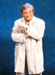 Als leitender Beamter erscheint Lt. Columbo (Peter Falk) am vermeintlichen Tatort und beginnt in seiner unnachahmlichen Art mit den Ermittlungen im Todesfall Verity Chandler. Und er hat da noch ein paar Fragen... Als leitender Beamter erscheint Lt. Columbo (Peter Falk) am vermeintlichen Tatort und beginnt in seiner unnachahmlichen Art mit den Ermittlungen im Todesfall Verity Chandler. Und er hat da noch ein paar Fragen...