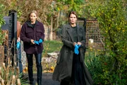 Auf dem Weg zum Tatort: Maike Riem (Anja Kling, r.) und Pia Walther (Annika Blendl, l.).