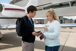 Alex Sharp (II) als Thomas, Rebel Wilson als Penny