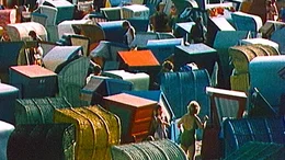 Von Fernreisen in exotische L&auml;nder &uuml;ber den Urlaub auf dem Bauernhof bis hin zu Strandferien an der Ostsee - jeder hat seine ganz eigenen Reiseerinnerungen. Der Film blickt zur&uuml;ck auf Urlaubstrends und Erlebnisse von den 1950ern bis in die 1990er Jahre, wie Camping, Kaffeefahrten, Survival-Urlaub oder Ballermann. - Urlaub an der Ostsee 1974.