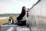ARD VORSTADTWEIBER, neue Serie mit 10 Folgen, Folge 5 am Dienstag (26.05.15) um 20.15 Uhr im Ersten. Waltraud (Maria Köstlinger) positioniert sich mit Kamera und Teleobjektiv, um ihren Mann des Ehebruchs zu überführen.