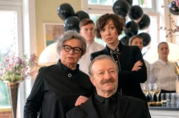 Mehr Kitsch geht nicht! Ulfs Eltern Herta Maria (Ursula Werner, links) und Karl (Gerhard Garbers) h&ouml;ren mit Clara (Julia Koschitz) die Abschiedsrede.