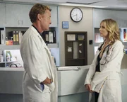Sie geraten wieder einmal aneinander: Elliott (Sarah Chalke, r.) wirft Dr. Cox (John C. McGinley, l.) vor, dass er ein Heuchler ist ...