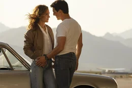 Maverick Liebespaar: Penny Benjamin (Jennifer Connelly, l.); Pete "Maverick" Mitchell (Tom Cruise, r.)