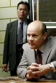 Detective Fallon (James Shanklin, r.) ahnt wer Melanie Foster umgebracht hat ...