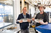 Frank Buchholz (l) mit Jan Geertsema, der den Fisch für das geplante Abendessen liefert. Frank Buchholz (l) mit Jan Geertsema, der den Fisch für das geplante Abendessen liefert.