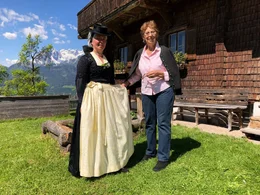 Monika Quehenberger mit der Ehefrau von Thomas Quehenberger Senior; Sie erkl&auml;rt und den &Uuml;berrock.