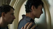 Vincent (Jonathan Berlin) tröstet Luis (Noah Saavedra), der von Marie vor die Tür gesetzt wurde.