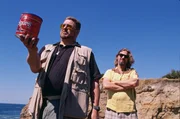 Nehmen Abschied von ihrem Freund Donny: Jeff Lebowskis (Jeff Bridges, r.) und Walter Sobchak (John Goodman, l.) ...