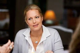 Diane (Alexandra Wentworth) steht ihrer Freundin Jane immer bei und kann es immer noch nicht fassen, dass Jake sie vor Jahren tats&auml;chlich mit einer J&uuml;ngeren betrogen hat ...