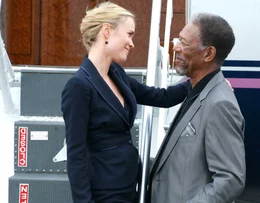 L-R: Alex (Radha Mitchell) und Ripley (Morgan Freeman)