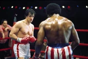 Rocky Balboa (Sylvester Stallone, li.) nutzt die Chance seines Lebens und tritt im Ring gegen den Weltmeister Apollo Creed (Carl Weathers, re.) an.