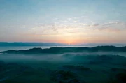 Je nach Tageszeit und Wolkensituation verändert der in 1.900 Meter Höhe liegende Sewansee seinen Charakter.